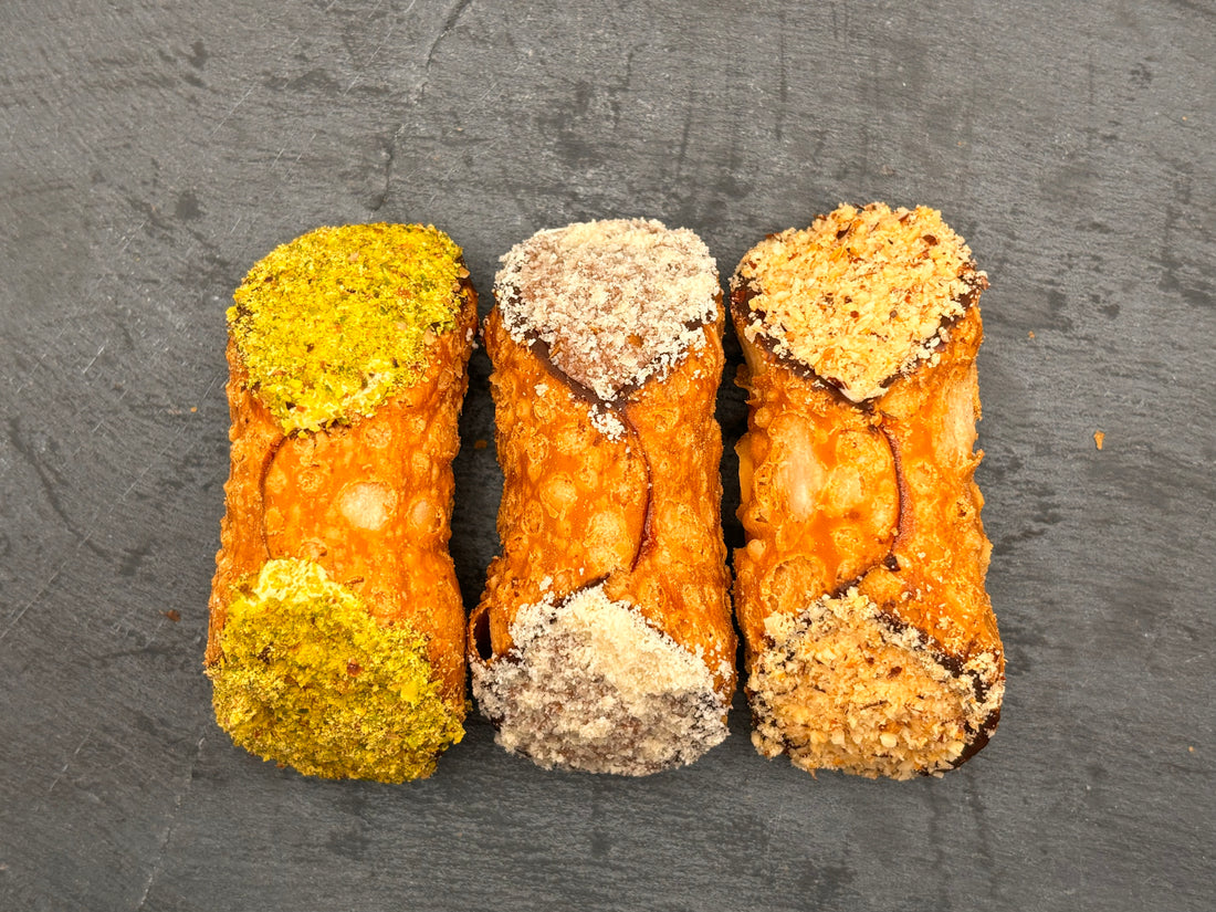 Beeld van de Cannoli Notenbox, een heerlijke selectie van hazelnoot, pistache en chocolade cannoli, perfect voor bij een kopje koffie.