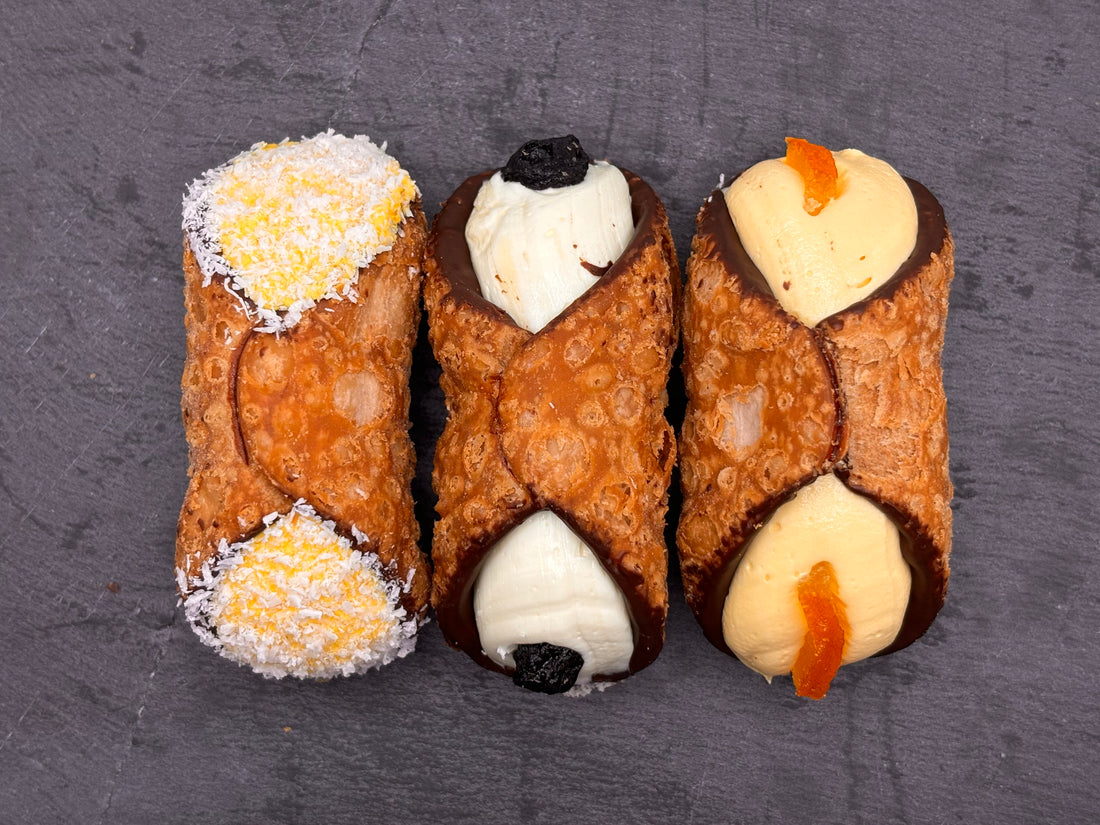 Heerlijke Cannoli Zomerse traktatie box met sinaasappel, mango en citroen cannoli, perfect voor een lekkere zomer snack.