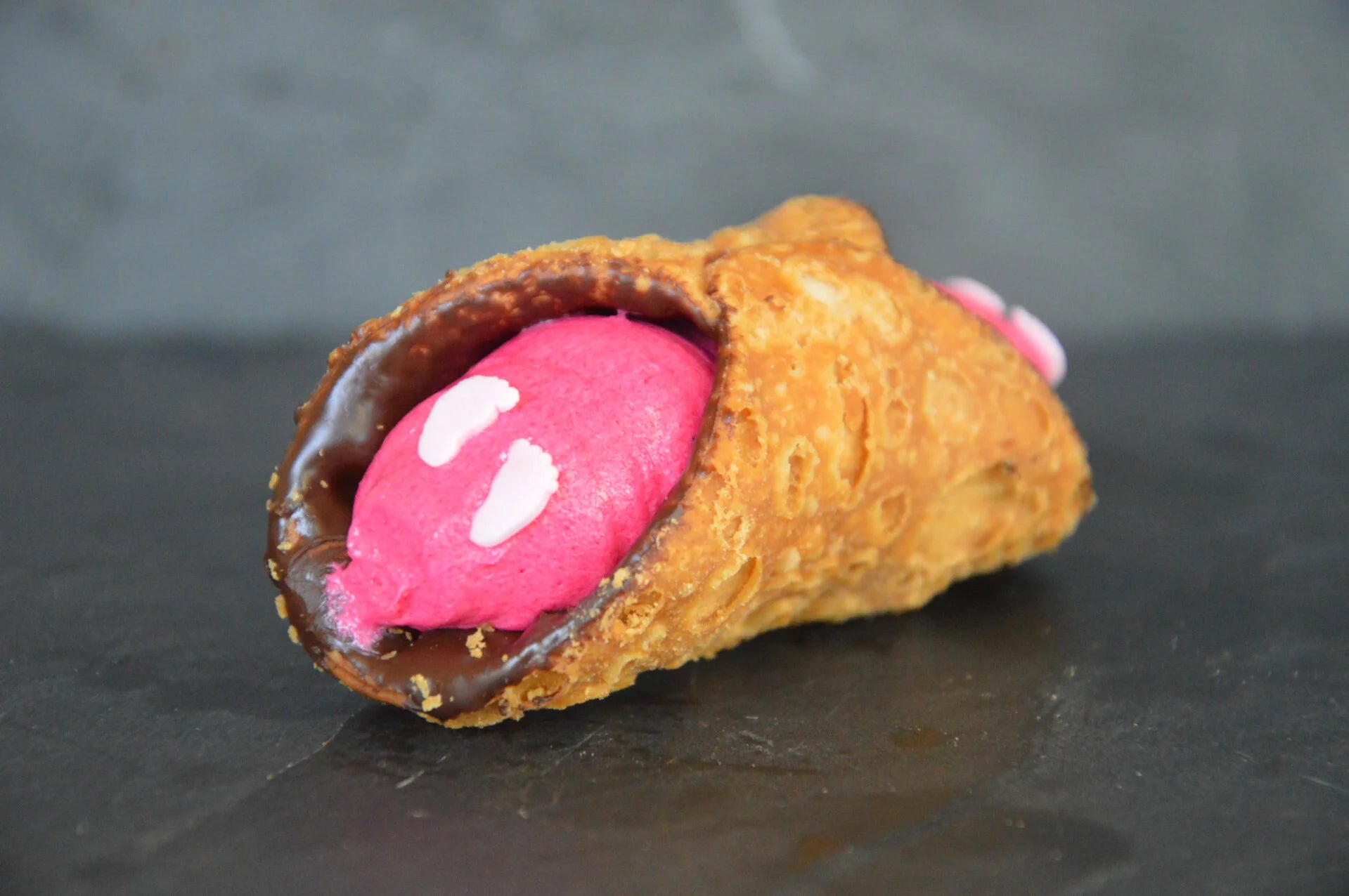 Lekkere Cannoli Geboorte J/M in roze uitvoering met voetjes, perfect voor een feestelijke gelegenheid.