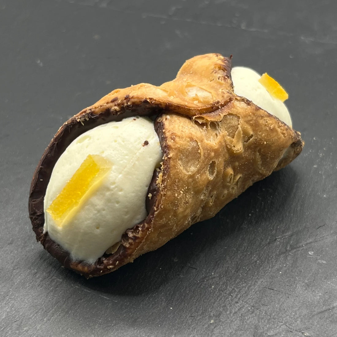 Overheerlijke Cannoli Arancia - Sinaasappel gevuld met romige sinaasappelsmaak, perfect voor bij een bakje koffie.