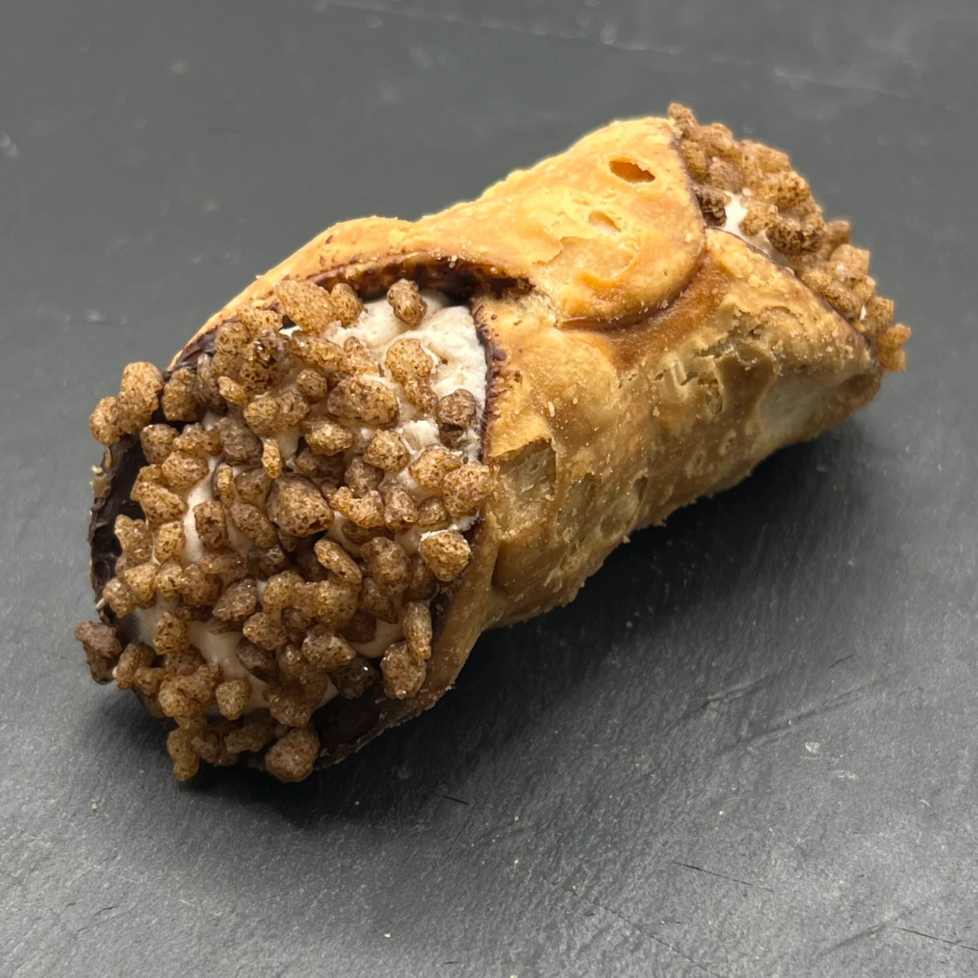 Crispy Cannoli Cannella - Kaneel met romige kaneelvulling, perfect voor bij de koffie, ambachtelijk gemaakt door Holy Cannoli.