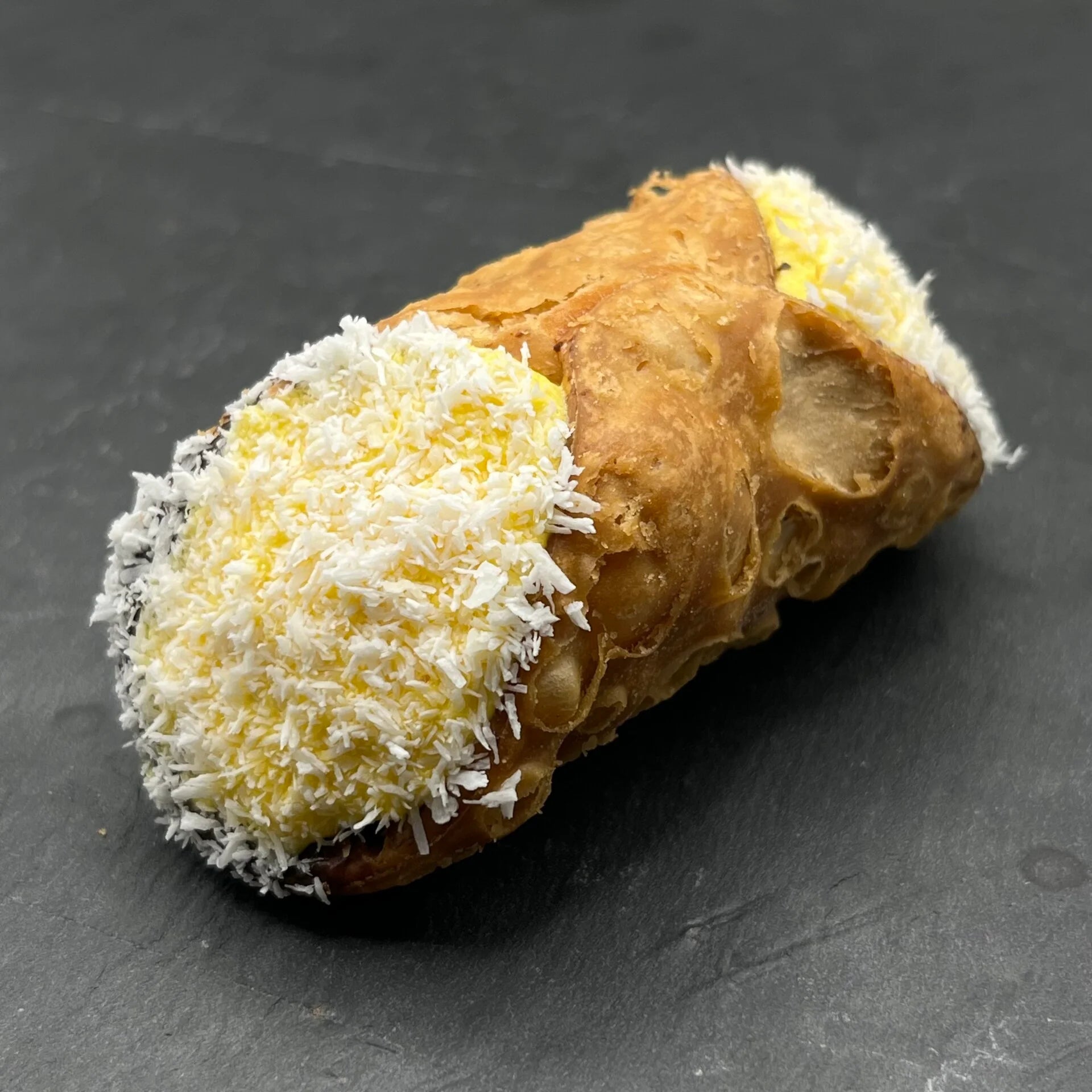 Heerlijke Cannoli Mango van Holy Cannoli, gevuld met romige mango-vulling, perfect voor bij de koffie.