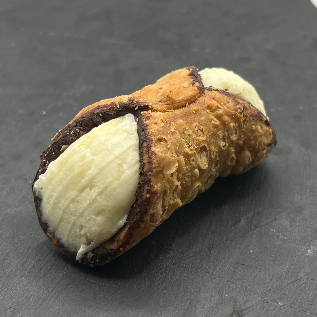 Overheerlijke Cannoli Cocco - Kokos van Holy Cannoli, ambachtelijk gevuld met romige kokos-vulling, perfect bij koffie.
