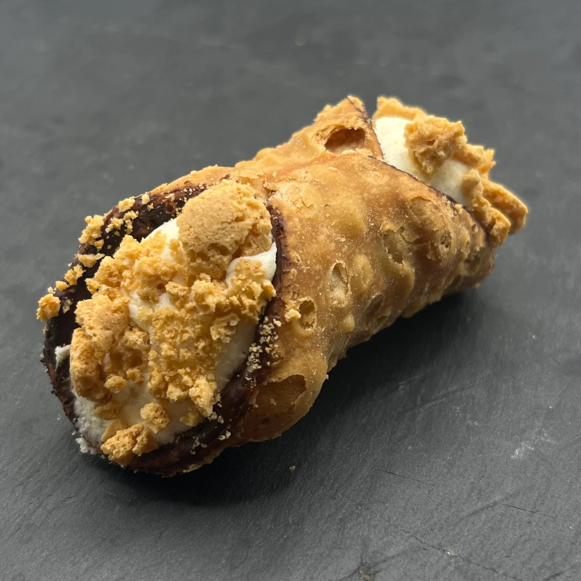 Heerlijke Cannoli Amaretti gevuld met romige amaretto-vulling, perfect voor bij de koffie. Proef de authentieke Italiaanse smaak met deze ambachtelijke lekkernij. Cannoli 